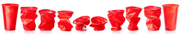 Tasses en plastique froissées rouges d'isolement sur le fond blanc - Photo