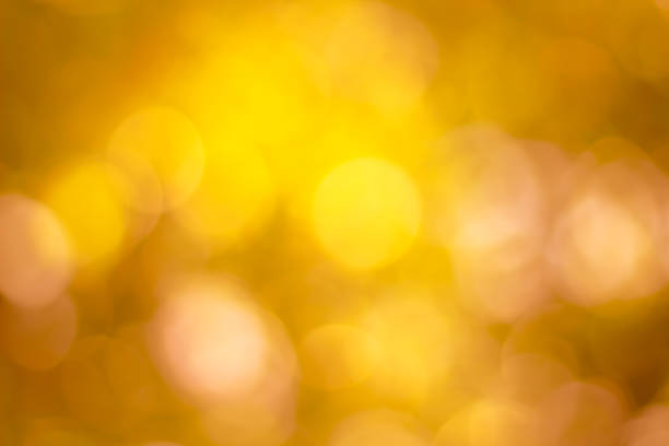 verschwommene weihnachtsbaum lichter auf hintergrund. design-effekt fokus glücklich urlaub party glühen textur weiße wand bokeh sonne sonnigen stern glänzend weiche ebene warme fackel unscharf hell orange neues jahr. - tree sun autumn sunlight stock-fotos und bilder