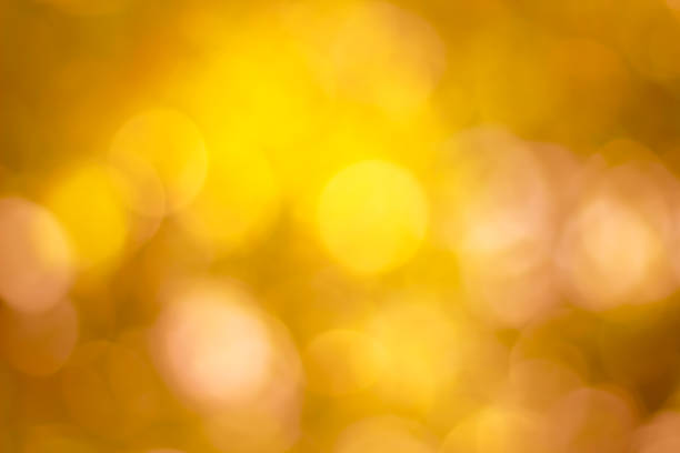 背景にぼやけたクリスマスツリーライト。デザイン効果フォーカスハッピーホリデーパーティーグローテクスチャ白壁ボケ太陽晴れた星光沢のある柔らかい暖かいフレアブラーライトオレン� - gift snow yellow christmas ストックフォトと画像