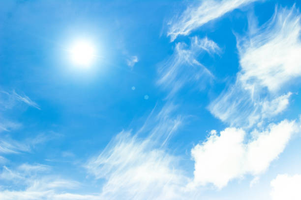 cielo blu con sfondo nuvole. bellissime nuvole bianche soffici su uno sfondo di cielo azzurro. giorno di sgombero e bel tempo al mattino. - cumulus cloud condensation sky blue foto e immagini stock