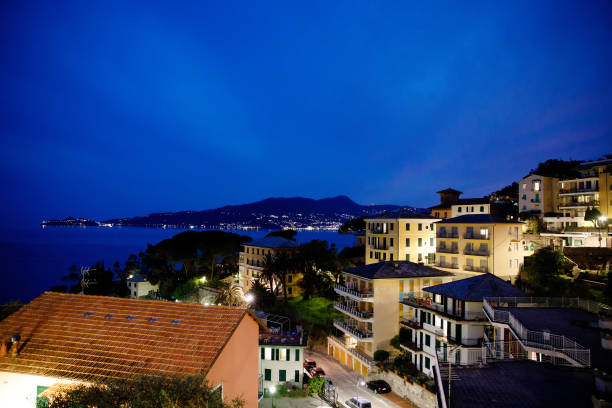 impresionante vista desde la ventana en la noche en la región de liguria en italia. impresionantes pueblos de zoagli, cinque terre y portofino. hermosa ciudad italiana con casas coloridas. - european culture riomaggiore europe night fotografías e imágenes de stock