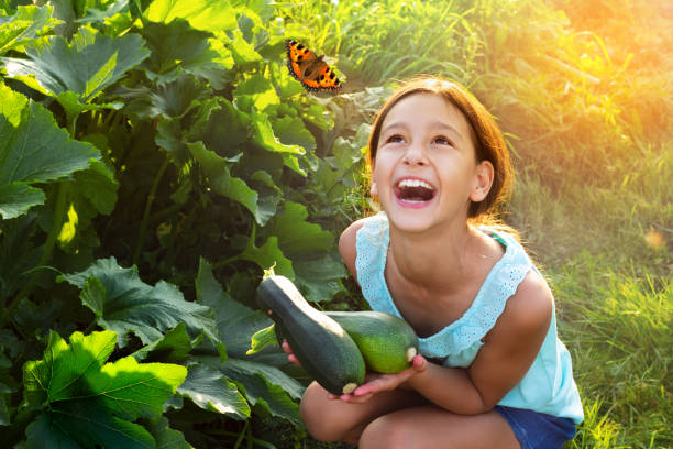 enfance heureuse et saine dans un concept de village - animal beautiful beauty in nature bee photos et images de collection