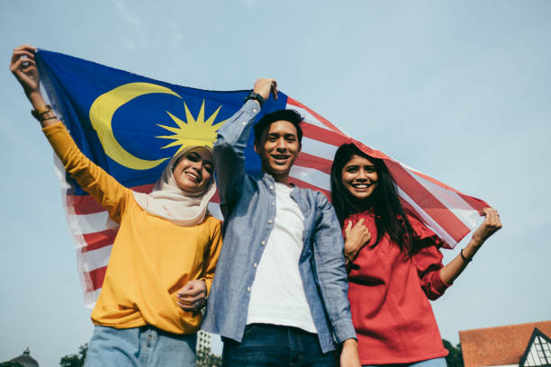 jeune adulte célébrant le jour de l'indépendance de la malaisie - malaysia photos et images de collection