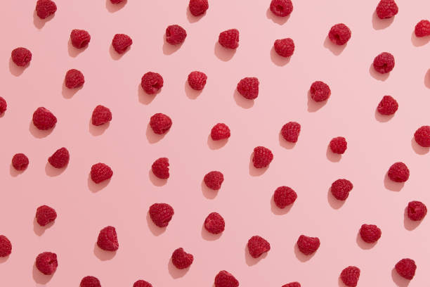 raspberries on pink background - framboesa imagens e fotografias de stock