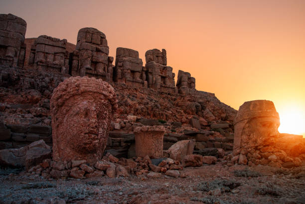 statues antiques sur la montagne de nemrut et plus beau coucher de soleil. patrimoine de l'unesco. nemrut, turquie, - nemrud dagh mountain turkey history photos et images de collection