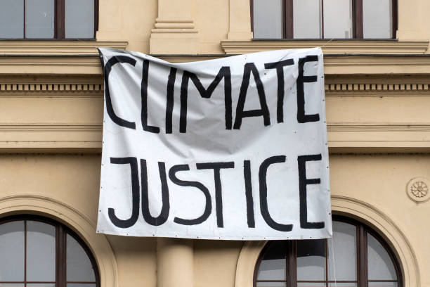 klimagerechtigkeit banner vor dem gebäude - klimaschutz stock-fotos und bilder