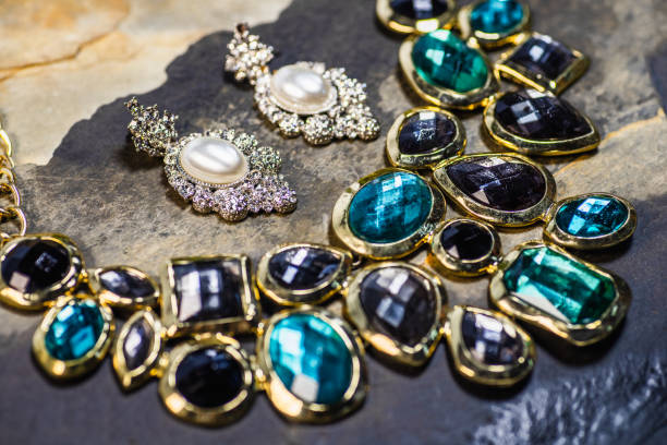 серьги из жемчуга и кулон из драгоценных камней, традиционные украшения. красивые старинные женские украшения на фоне темных камней. селек� - jewelry antique pearl gem стоковые фото и изображения