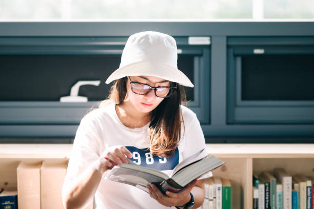 아름다운 아시아 여성이 도서관에서 책을 읽고 있다. 시험 준비 - bookstore student chinese ethnicity book 뉴스 사진 이미지