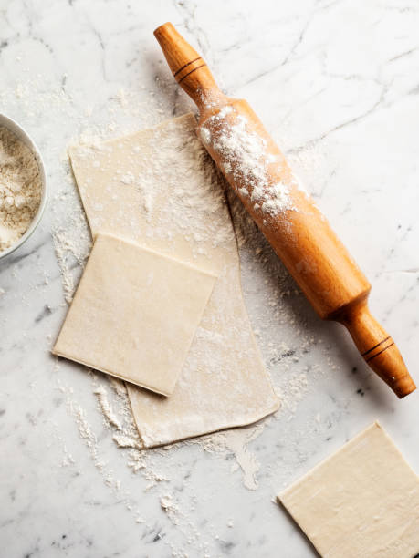 pastel de hojaldre crudo sobre fondo blanco, hojaldre laminado, masa de hojaldre, hojaldre de fondo, - pastry crust fotografías e imágenes de stock