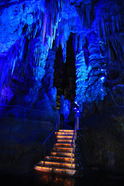 caverna do st. michael em gibraltar - rock of gibraltar - fotografias e filmes do acervo