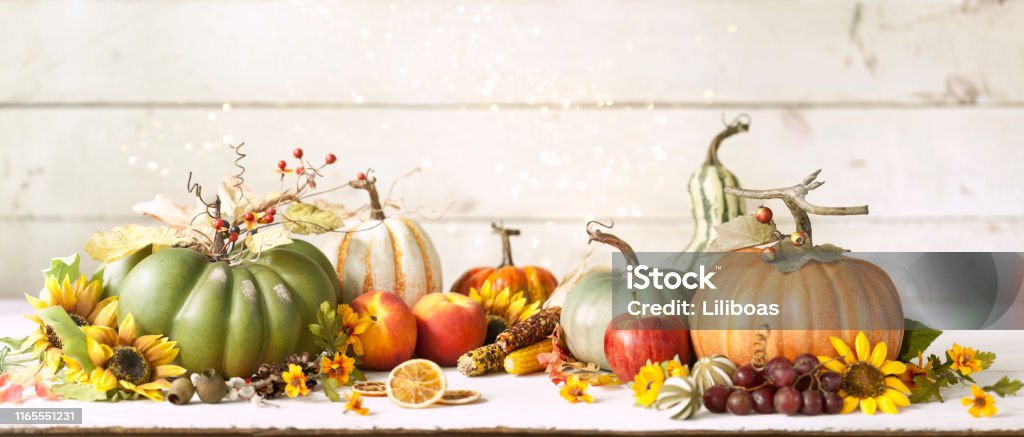 秋天的南瓜背景在木材 - 免版稅感恩節圖庫照片