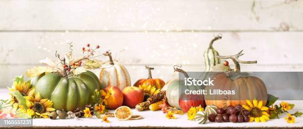 秋天的南瓜背景在木材 照片檔及更多 感恩節 照片 - 感恩節, 背景 - 主題, 秋天