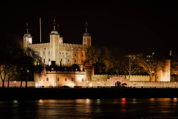 лондонский тауэр ночью, вид через темзу, лондон, англия - uk river panoramic reflection стоковые фото и изображения