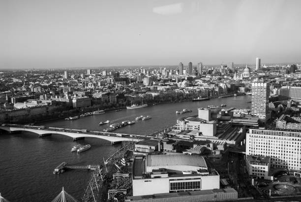 vue aérienne de la ville de londres avec la tamise, angleterre, r-u - thames river london england blue city photos et images de collection