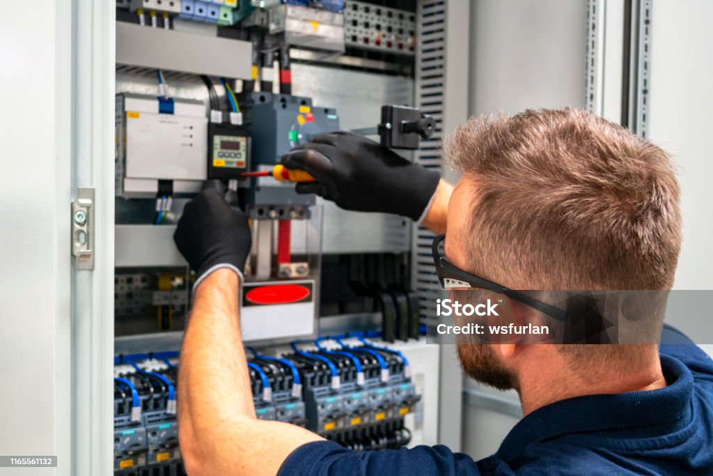Electrician working at electric panel - Royalty-free Eletricista Foto de stock Electrician working at electric panel - Royalty-free Eletricista Foto de stock