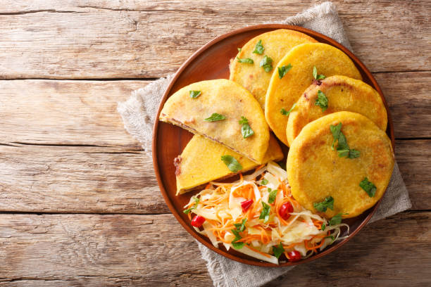 pupusa salvadoreña sirvió con primer plano curtido. vista superior horizontal - comida el salvador fotografías e imágenes de stock