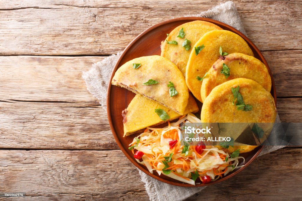 Salvadoraanse pupusa diende met curtido close-up. horizontaal bovenaanzicht - Royalty-free Pupusa - Plat brood Stockfoto