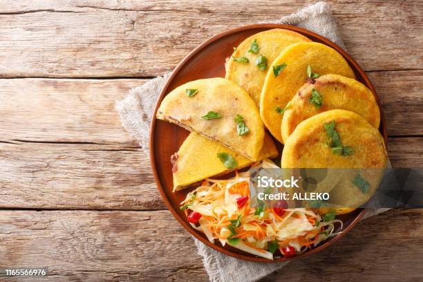 Salvadoraanse Pupusa Diende Met Curtido Closeup Horizontaal Bovenaanzicht Stockfoto en meer beelden van Pupusa - Plat brood