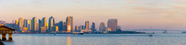 baie de san diego et horizon au crépuscule - coronado bay bridge san diego california skyline california photos et images de collection