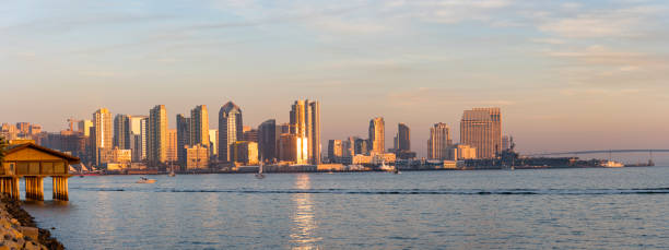 baie de san diego et horizon au crépuscule - coronado bay bridge san diego california skyline california photos et images de collection