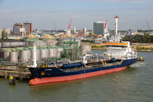 нефтяной танкер порт роттердама - petrolium tanker стоковые фото и изображения