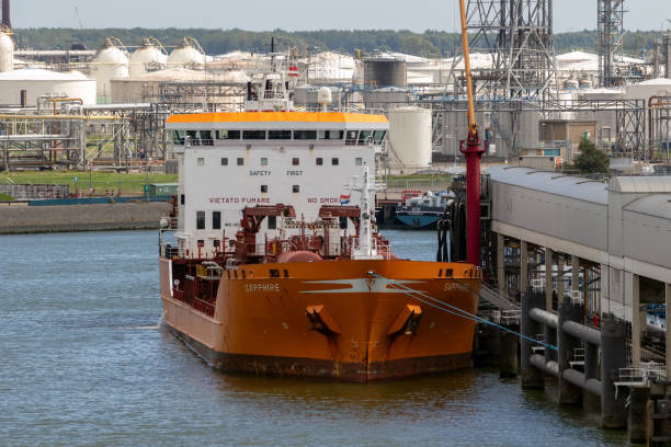 oil tanker port - petrolium tanker imagens e fotografias de stock