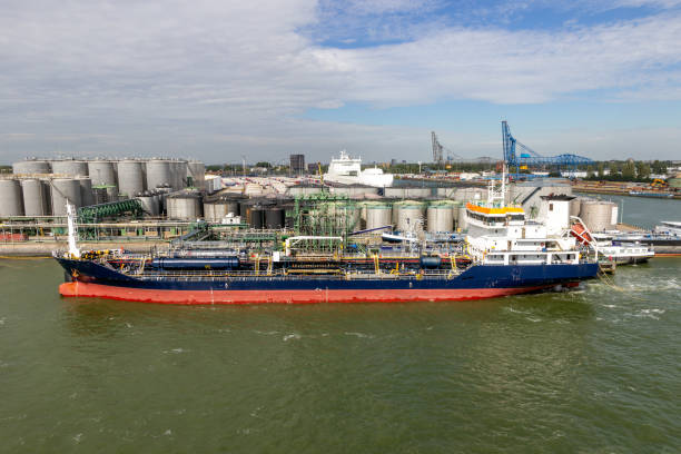 petrolero puerto de rotterdam - petrolium tanker fotografías e imágenes de stock
