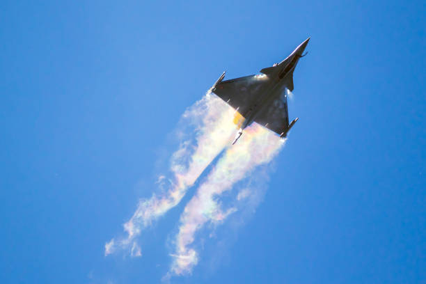 avião de jato de lutador de dassault rafale da força aérea francesa - flying jet fighter plane air vehicle - fotografias e filmes do acervo