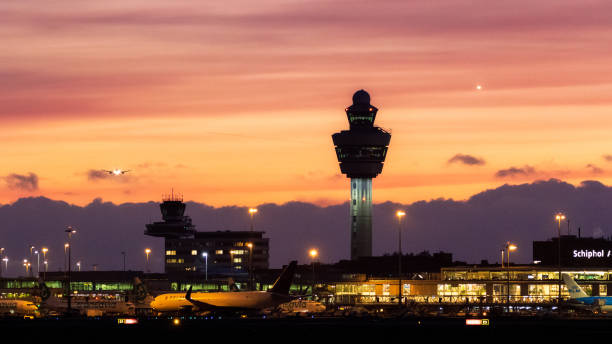 アムステルダム・スキポール国際空港日没 - airport airplane landing red ストックフォトと画像