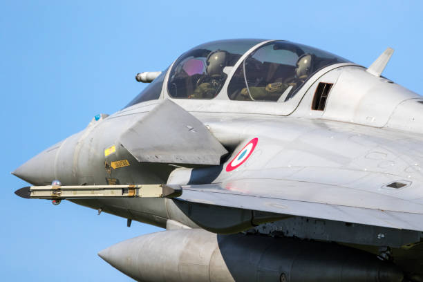 dassault rafale kampfjet der französischen luftwaffe - pilot military air force cockpit stock-fotos und bilder