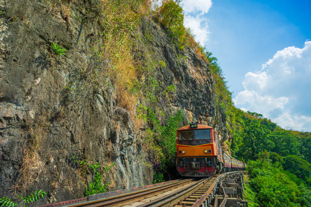 pociągi specjalne death railway & river kwai , prowincja kanchanaburi, tajlandia, martwy, śmierć, transport kolejowy - kanchanaburi province train thailand diesel zdjęcia i obrazy z banku zdjęć