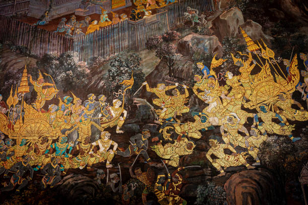 a cor do ouro da pintura mural velha é a história de ramakian, afresco antigo no templo de wat phra kaew em banguecoque, tailândia, geralmente em tailândia, todos os tipos da arte decorada na igreja budista, no pavilhão do templo, no salão do templo, - temple wat phra kaeo mural wall - fotografias e filmes do acervo