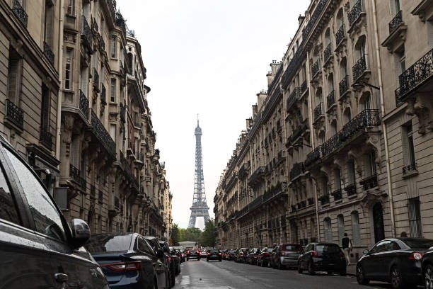 vue générale de la tour eiffel à paris, france - gare paris photos et images de collection