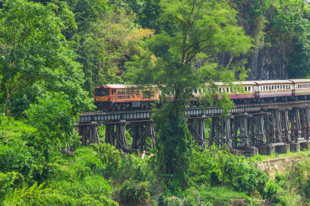 죽음의 철도, 태국 철도, 세계 대전 의 역사적인 철도, 콰이 노이 강을 통해 아름다운 전망의 사진을 찍는 기차에 관광객의 많은 죽음의 철도로 알려진 - burma railway 뉴스 사진 이미지