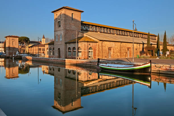 cervia, rávena, emilia-romaña, italia: el canal del puerto con el antiguo almacén de sal - ravena fotografías e imágenes de stock