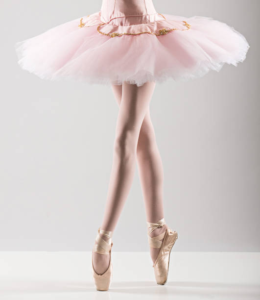 ballerina in einem rosa tutu - ballettröckchen stock-fotos und bilder