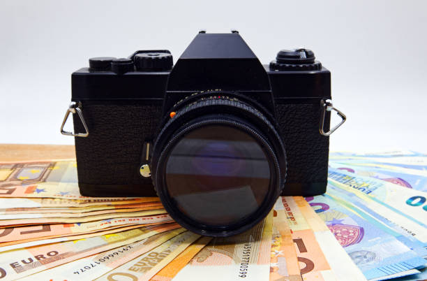appareil photo et argent sur la table en bois. concept pour la photographie de microstock - less fortunate photos et images de collection