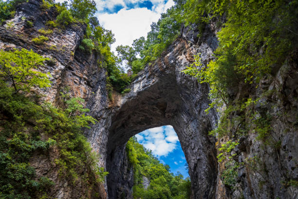 природный мост - вирджиния - arch rock стоковые фото и изображения