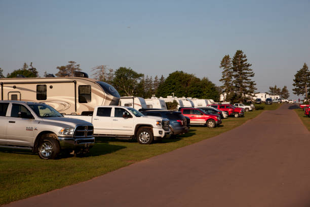 una fila de camiones y autocaravanas en un camping en pei - winnebago fotografías e imágenes de stock