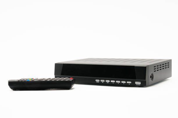 tuner numérique de tv avec la télécommande sur le fond blanc - tv box photos et images de collection