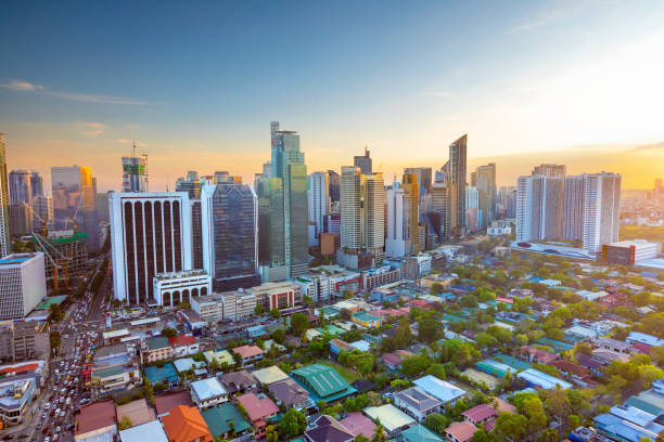 la vista al atardecer de makati - manila philippines makati city fotografías e imágenes de stock