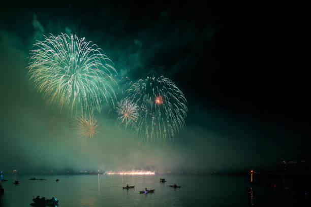 фейерверк на морском входе, ванкувер, британская колумбия - english bay flash стоковые фото и изображения