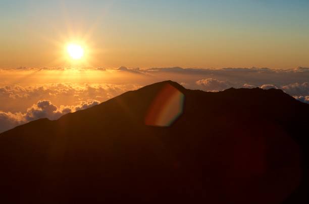 incredibile alba nel parco nazionale di haleakala sopra le nuvole - sunrise maui hawaii islands haleakala national park foto e immagini stock