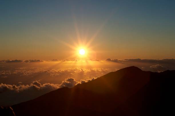 雲の上のハレアカラ国立公園の信じられないほどの日の出 - maui haleakala national park hawaii islands usa ストックフォトと画像