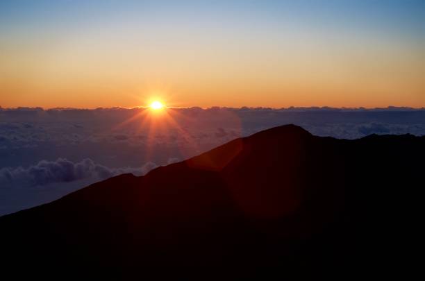 incredibile alba nel parco nazionale di haleakala sopra le nuvole - sunrise maui hawaii islands haleakala national park foto e immagini stock