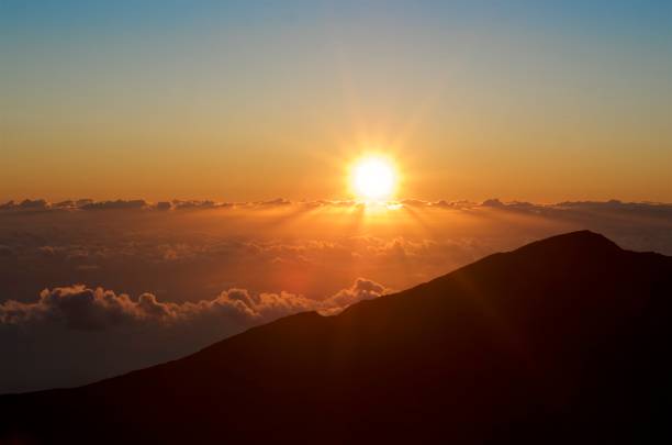 구름 위의 할레아칼라 국립 공원의 놀라운 일출 - haleakala national park haleakala crater sunrise mountain 뉴스 사진 이미지