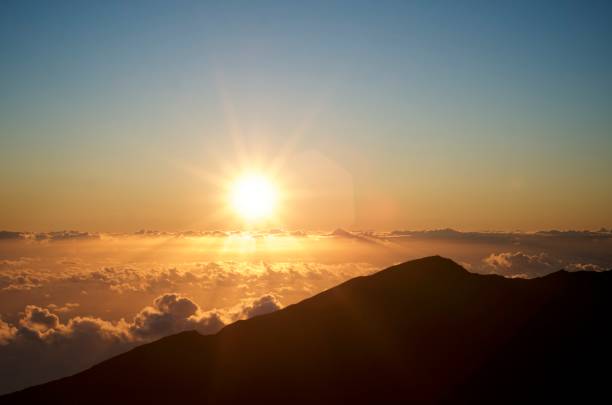 구름 위의 할레아칼라 국립 공원의 놀라운 일출 - haleakala national park haleakala crater sunrise mountain 뉴스 사진 이미지