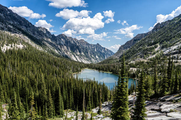 die wunderschönen bitterroot mountains von montana. - tal stock-fotos und bilder