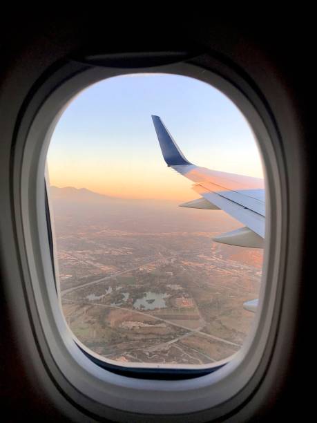 window seat during sunset in la - wing airplane window sunset imagens e fotografias de stock