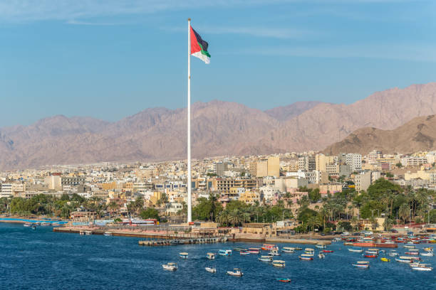 great arab revolt flag is a symbol of the arab revolt of 1916 against ottoman empire. the flag is the biggest one in the middle east, aqaba, jordan - gulf of aqaba imagens e fotografias de stock